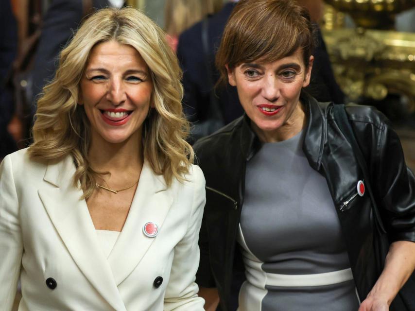 Yolanda Díaz y Marta Lois, con sus pins de sandía.