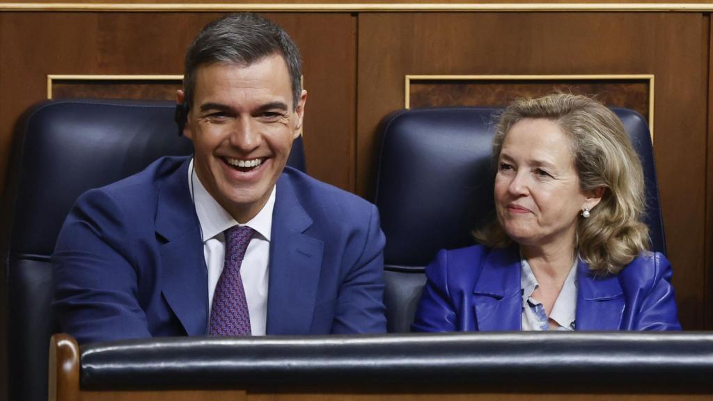 Pedro Sánchez, con corbata morado feminista.