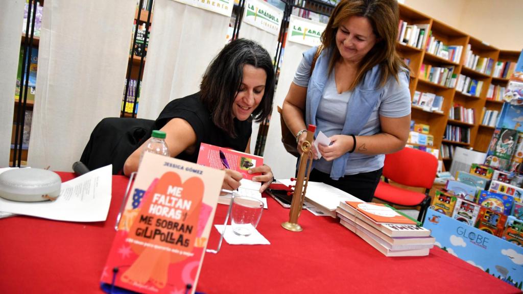Jessica Gómez en la presentación en Librería la Farándula, de Novelda.