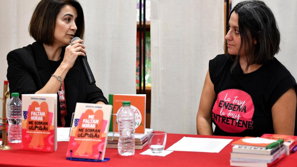 Jessica Gómez en la la presentación en Librería la Farándula, de Novelda junto a Maje Amorós.