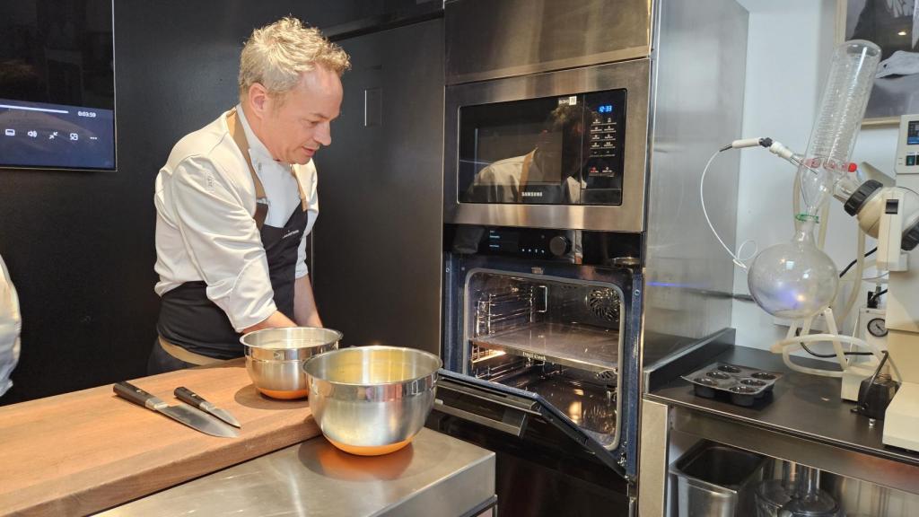 Sergio Torres con el horno Dual Cook Steam