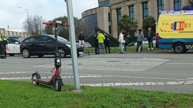 Un patinete eléctrico tras una colisión con un turismo en A Coruña.