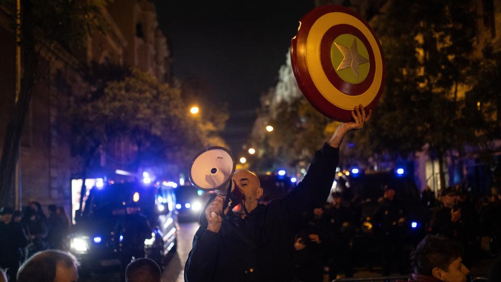 Miguel Frontera, conocido como el 'Capitán América' de Ferraz, la semana pasada ante la sede nacional del PSOE, en Madrid.