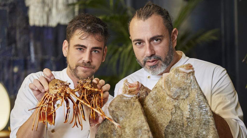El chef Gonzalo Hernández (i.) y el chef Rafael Zafra (d.), quienes están detrás del restaurante Amar de Barcelona.