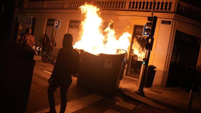 Los manifestantes queman un contenedor en la protesta de este jueves cerca de Ferraz.