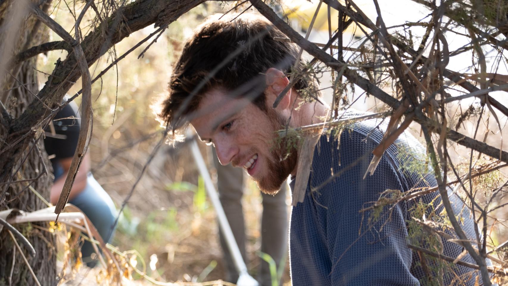 El actor Miguel Bernardeau participa en la limpieza de los alrededores del Jarama en Barajas.