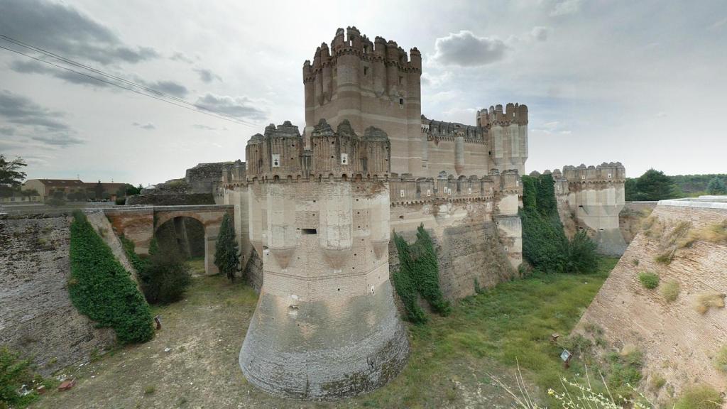 Vista del castillo de Coca desde el otro lado del foso