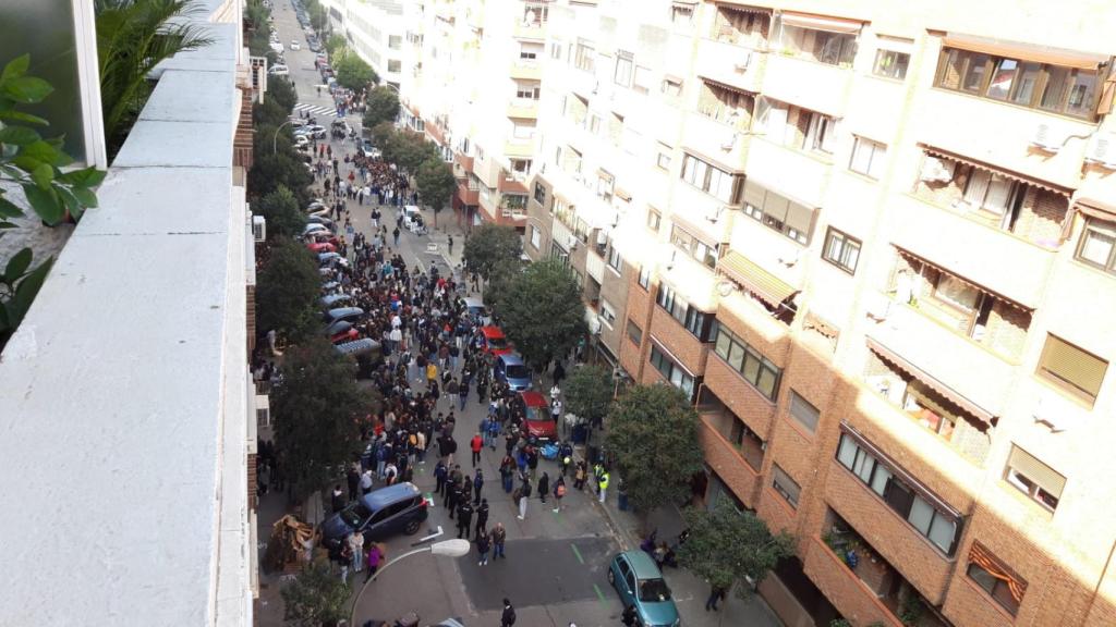La calle Nieremberg cortada porque los jóvenes han invadido la calle.