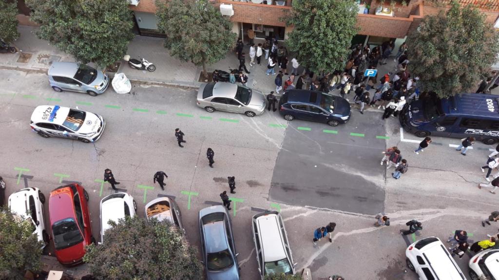 Policía desalojando la calle.