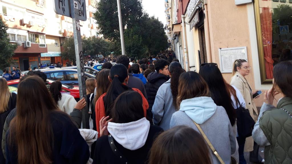 Jóvenes haciendo cola durante horas esta mañana.