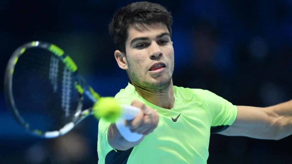 Carlos Alcaraz golpea una pelota en el partido ante Medvedev de las ATP Finals.