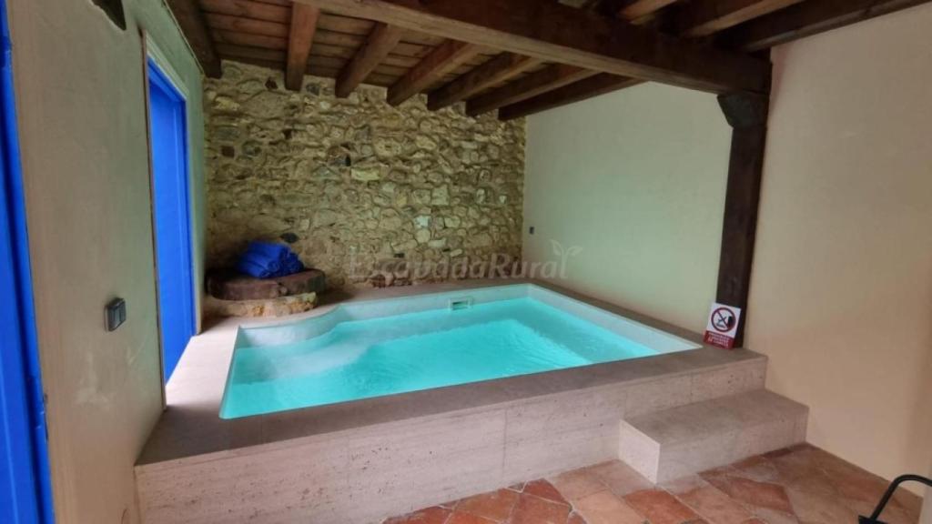 El jacuzzi con las paredes de color azul