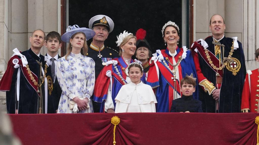 Lady Louise Windsor (3i) junto a parte de la Familia Real británica