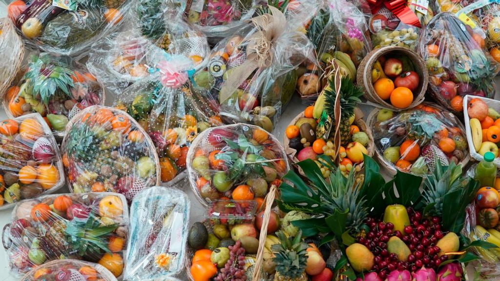 Las cestas de fruta que están llegando a la Puerta del Sol.