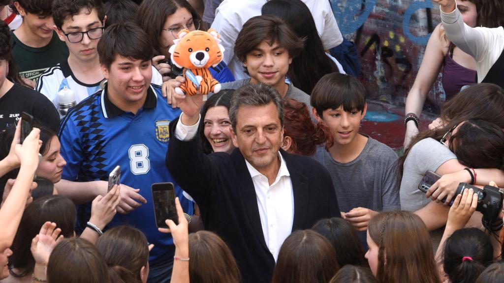 Sergio Massa sostiene un tigre de peluche durante su acto de cierre de campaña en la escuela Pellegrini de Buenos Aires.