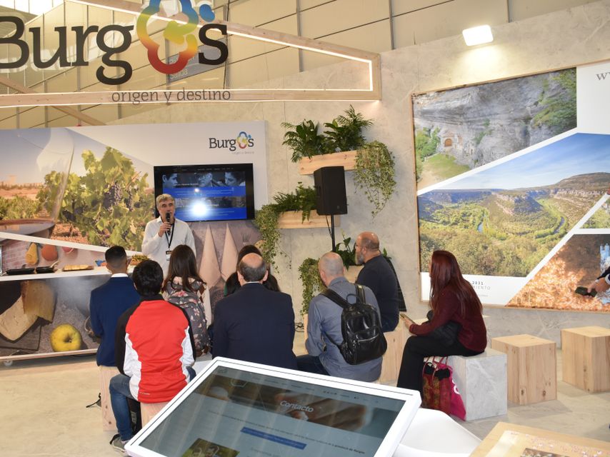 Visitantes en el stand de la provincia de Burgos