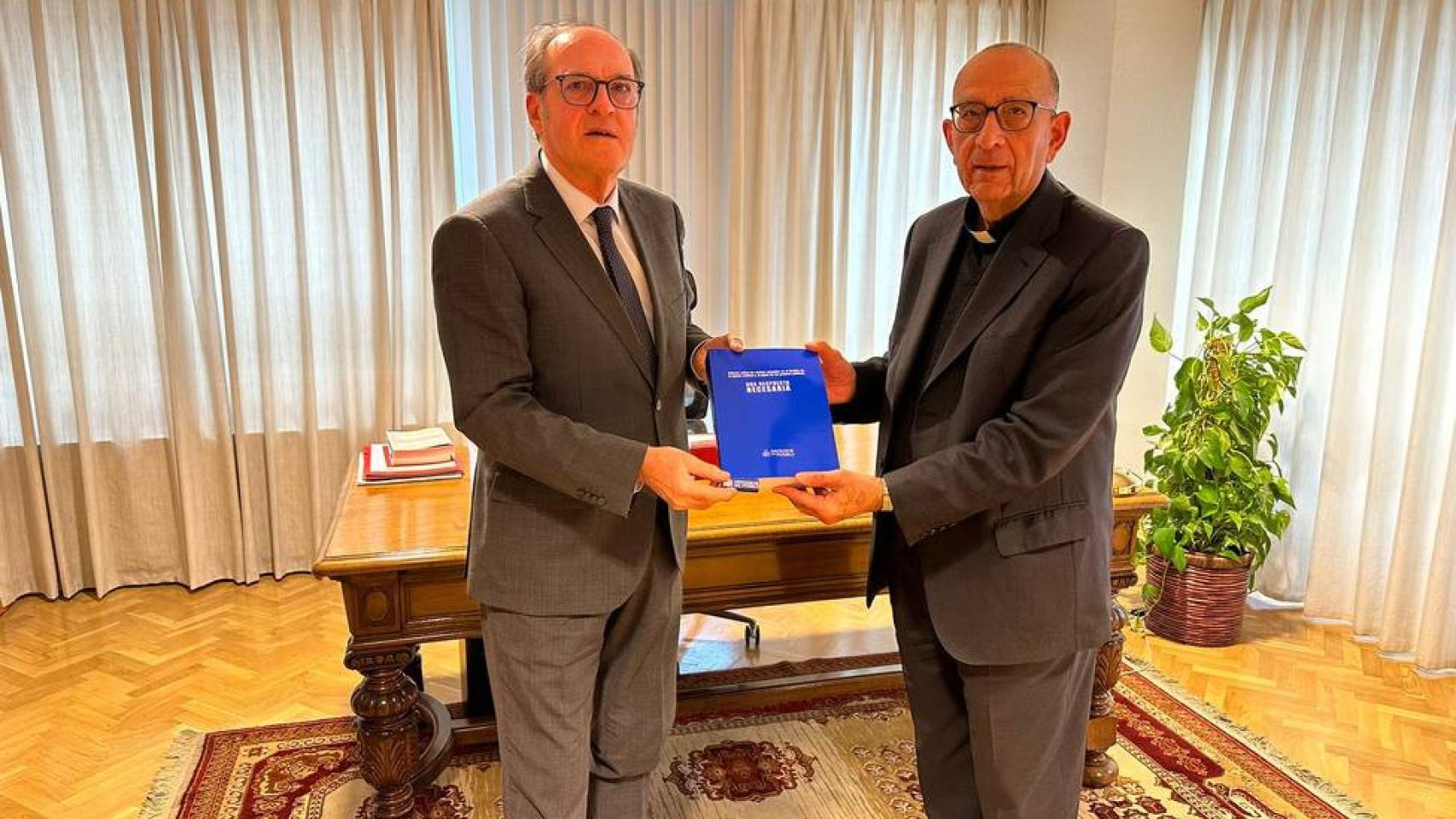 El Defensor del Pueblo, Ángel Gabilondo, entrega el informe sobre los abusos al presidente de la CEE, Juan José Omella