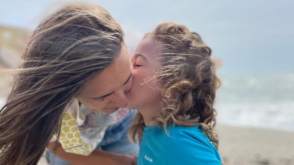 Leo, uno de las niños afectados por el  Síndrome de Sanfilippo junto a su madre.