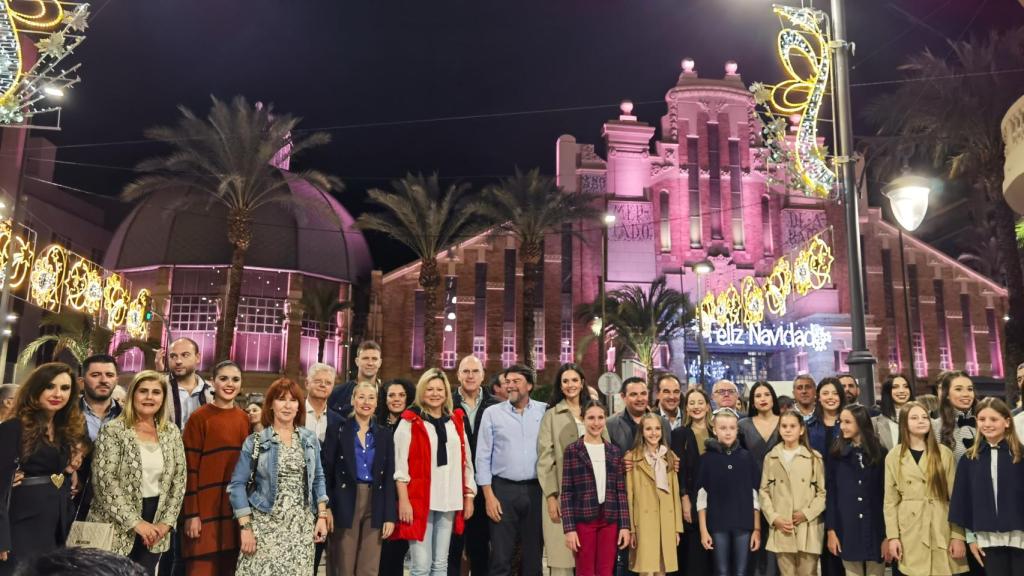 Autoridades y Belleas del Foc en la bienvenida a la Navidad de la avenida Constitución y Mercado central.
