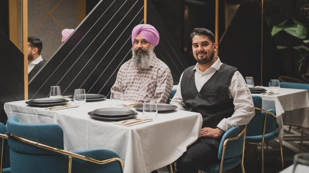 Sukhwinder y Sunny Singh en el salón interior de Royal Nawab.