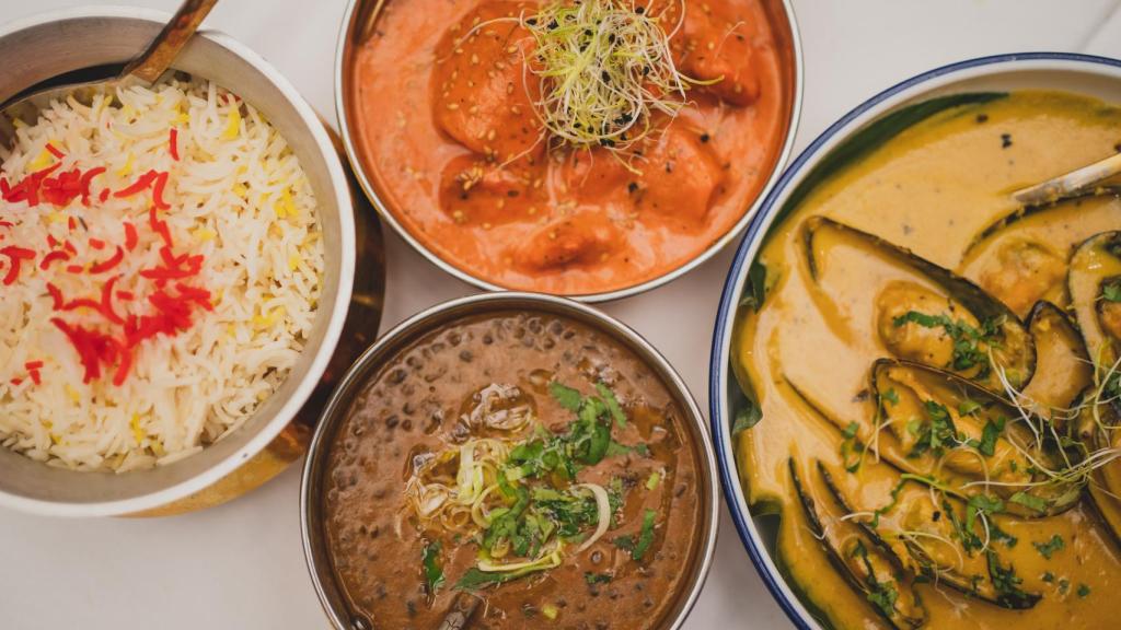Arroz largo, murgh tikka  massala, dal makhni y mejillones al curry.