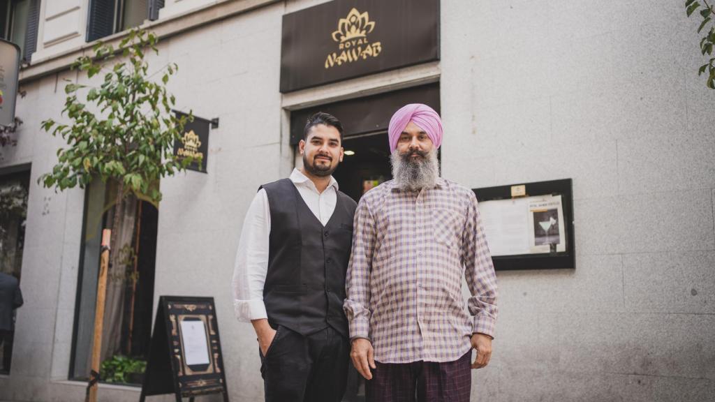 Padre y hijo en la puerta de su último local que se suma al imperio de sus restaurantes de lujo en el barrio de Salamanca.