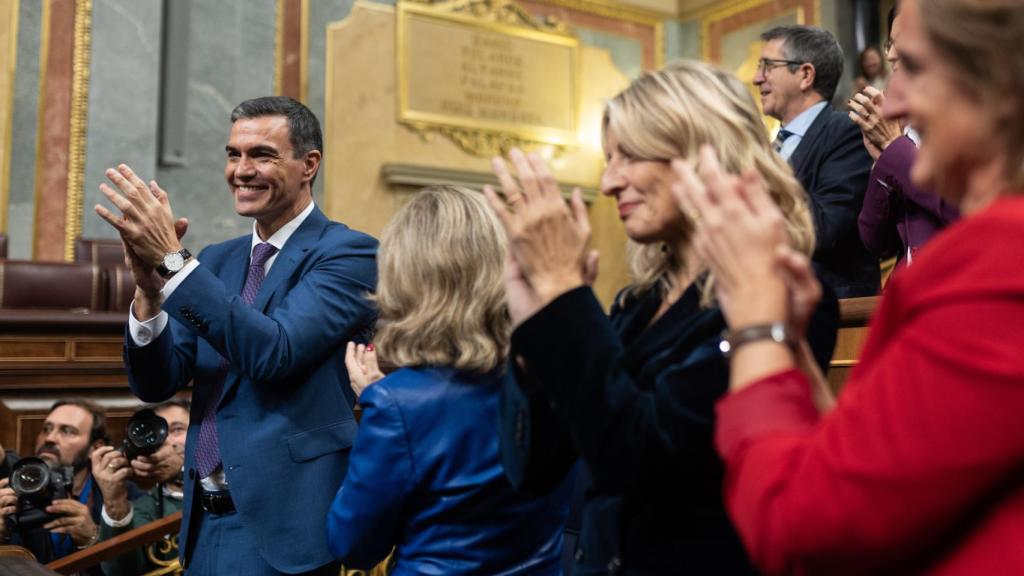 Pedro Sánchez y Yolanda Díaz aplauden tras finalizar la segunda sesión de investidura.