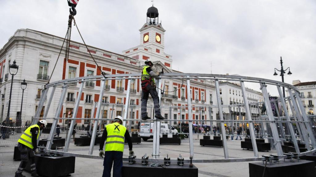 Operarios de Ximenez montan el árbol de Navidad de la Puerta del Sol para estas Navidades.