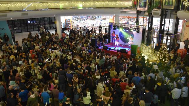 Vallsur enciende sus luces navideñas mientras los más pequeños disfrutan del espectáculo de Zascanduri