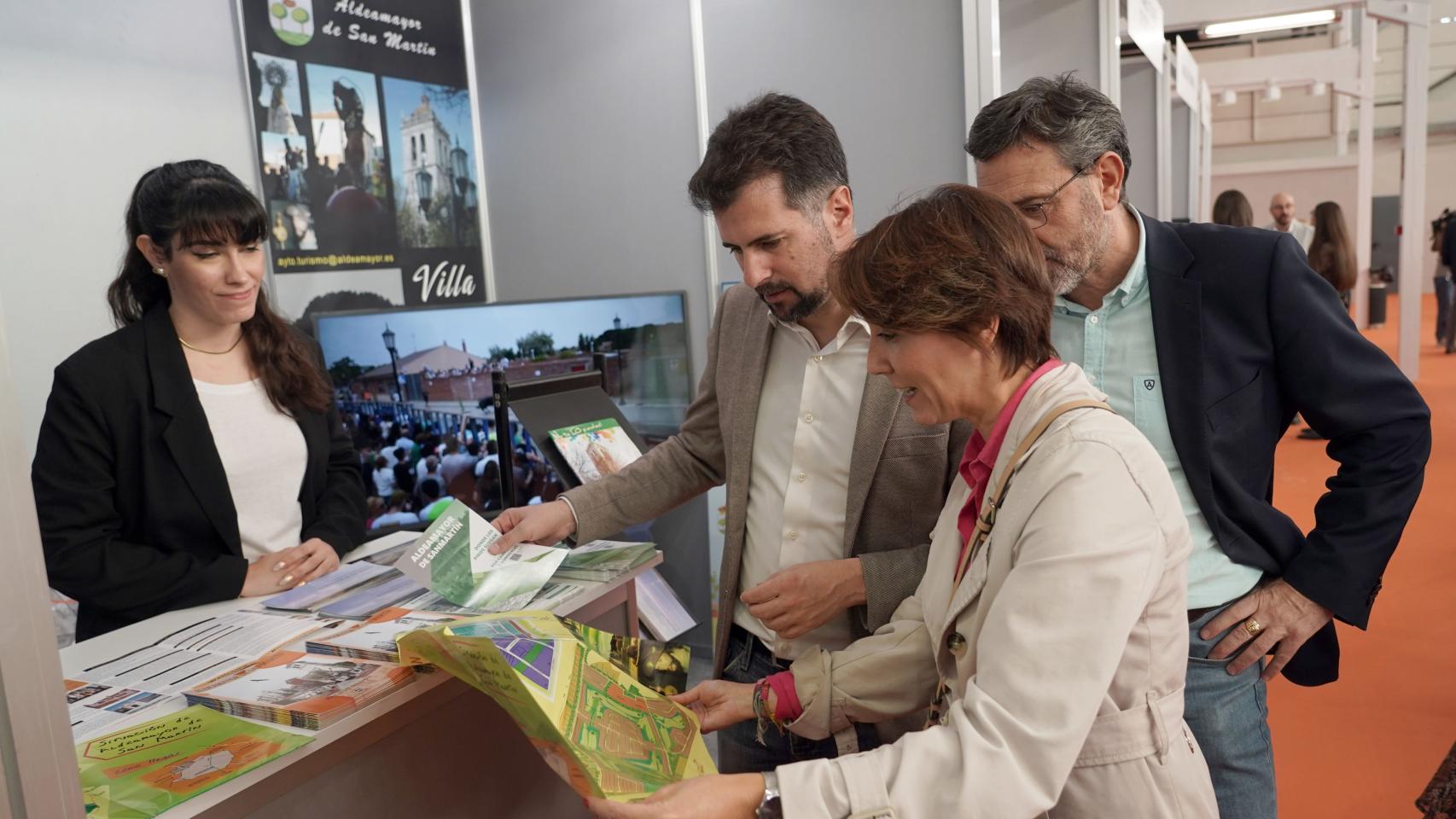 El secretario general del PSCyL, Luis Tudanca, durante su visita a la feria Intur, este viernes.