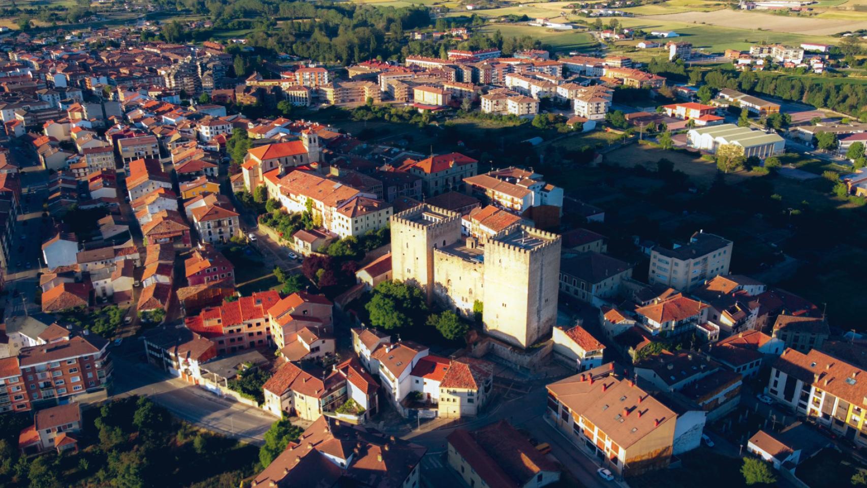 Vista aérea de Medina de Pomar, con el alcázar de Condestables en el centro