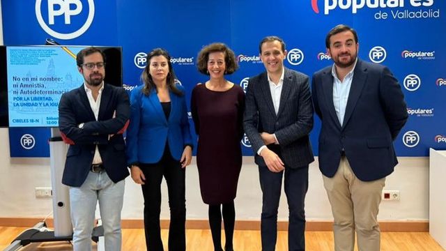 Los parlamentarios populares por la provincia de Valladolid y el presidente del PP vallisoletano, Conrado Íscar.
