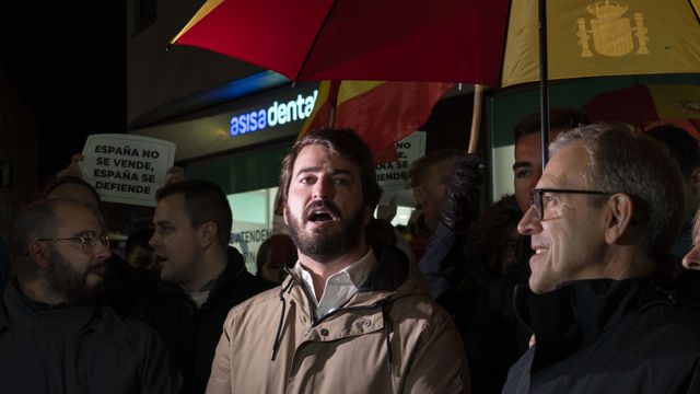 El vicepresidente de la Junta, Juan García Gallardo y el consejero de Industria, Comercio y Empleo Mariano Veganzones, en la concentración en la sede del Psoe de Valladolid