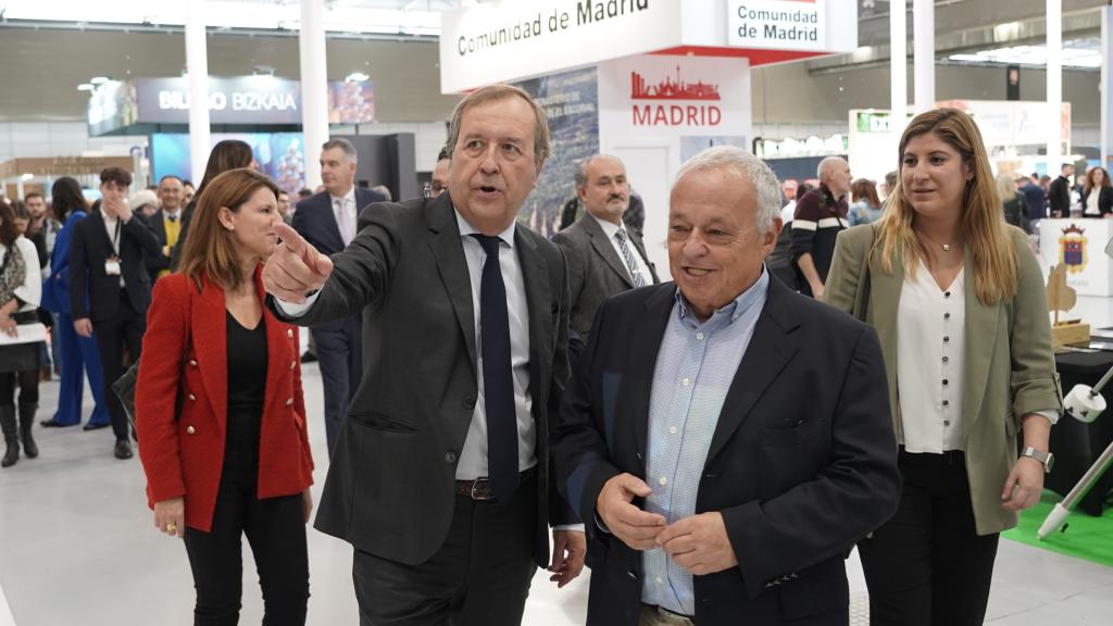 El consejero de Cultura, Turismo y Deporte, Gonzalo Santonja, durante su visita a la feria Intur, este viernes.