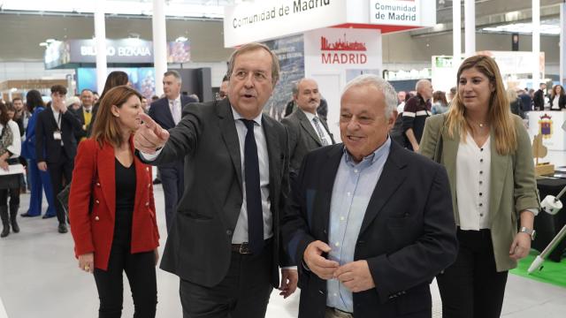 El consejero de Cultura, Turismo y Deporte, Gonzalo Santonja, durante su visita a la feria Intur, este viernes.