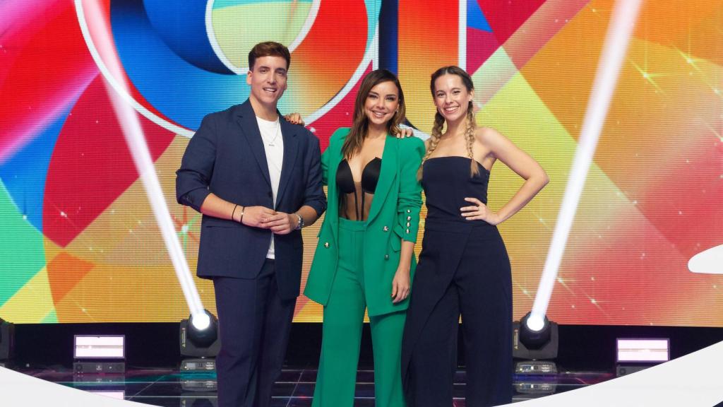 Chenoa, junto a Xuso Jones y Masi Rodríguez, presentadores de los resúmenes diarios y las postgalas, respectivamente.
