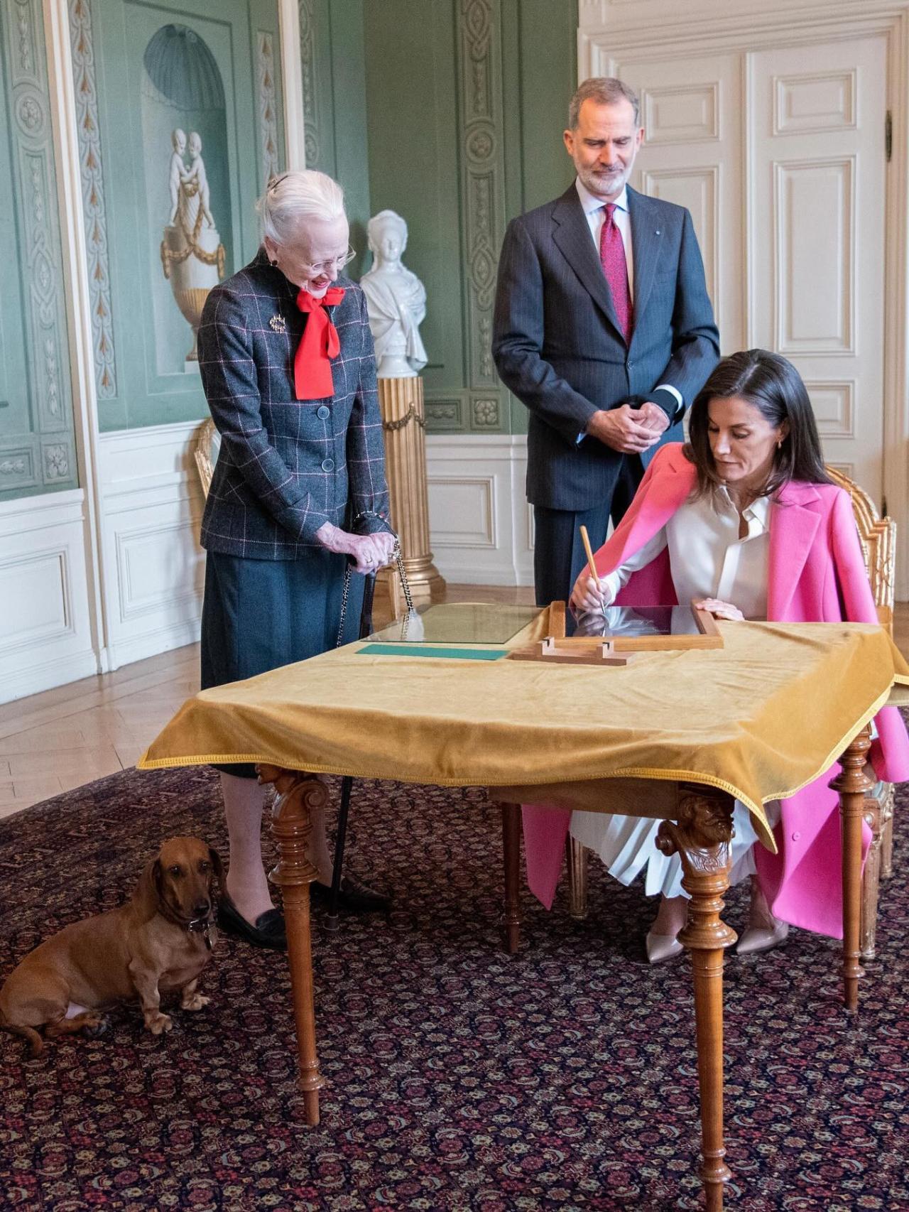 Felipe VI y Letizia firmando el cristal de una ventana de Fredensborg.