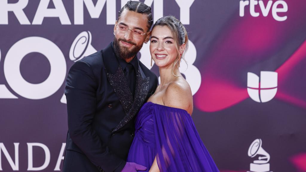 Maluma posó junto a su novia, con quien espera su primer hijo.