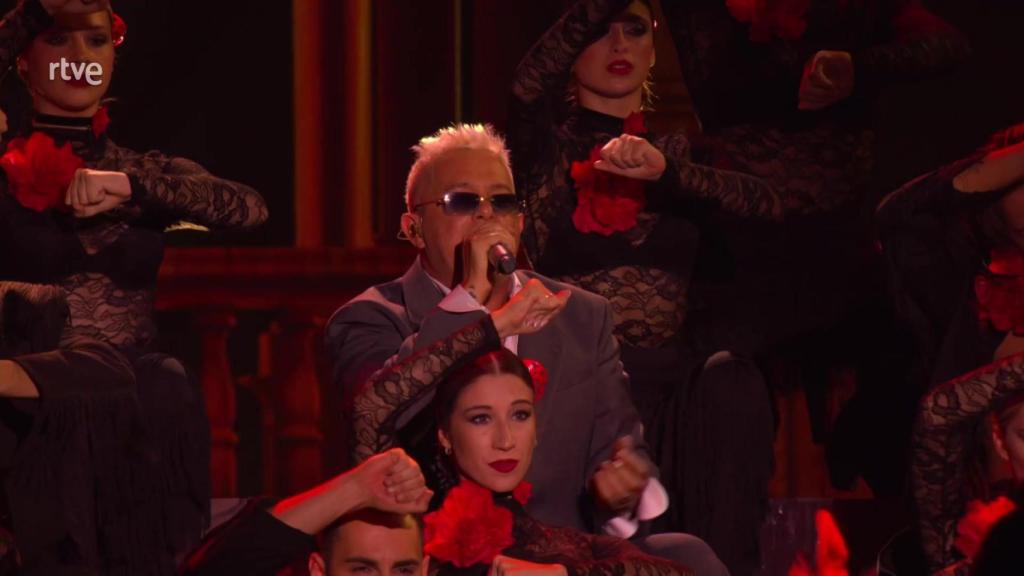 Alejandro San durante su actuación en los Latin Grammy.