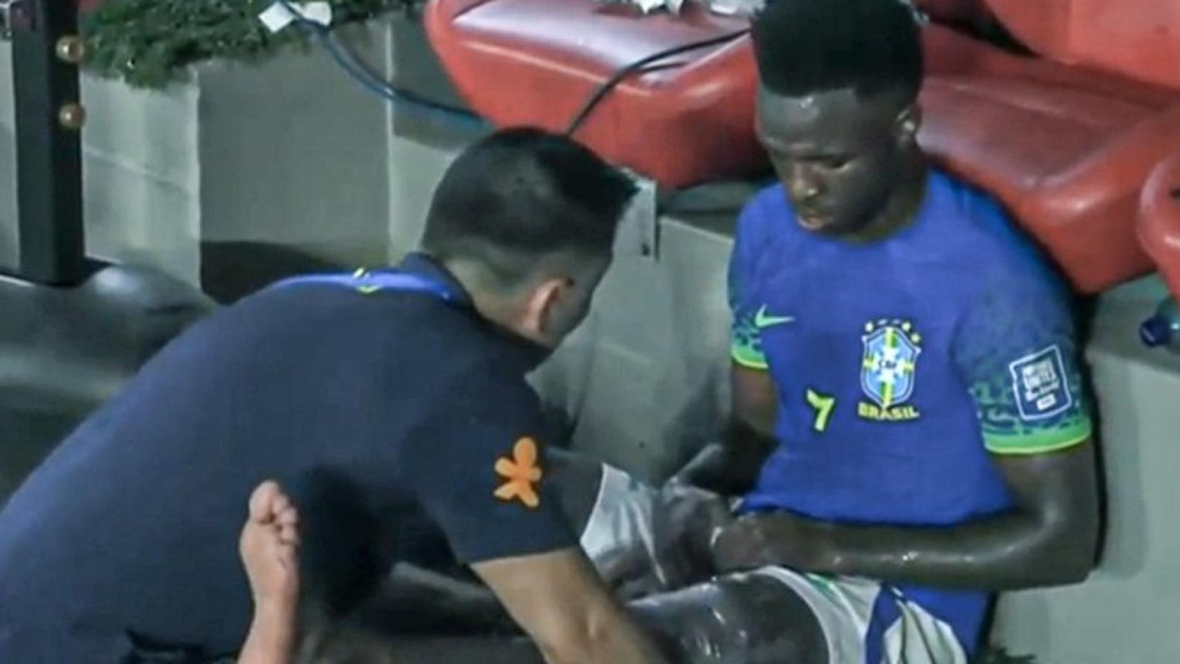 Vinicius, lesionado en el banquillo del Brasil.
