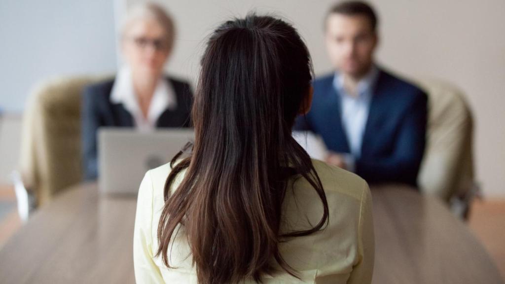 Imagen de archivo de una mujer en una entrevista de trabajo.