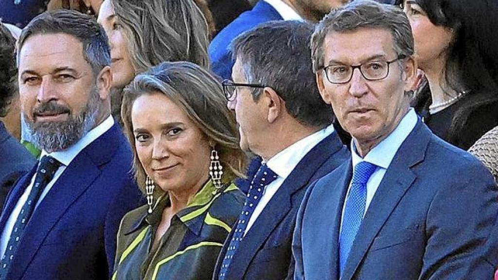 Abascal y Feijóo, con Cuca Gamarra y Patxi López entre ellos, en el pasado desfile del 12 de Octubre.