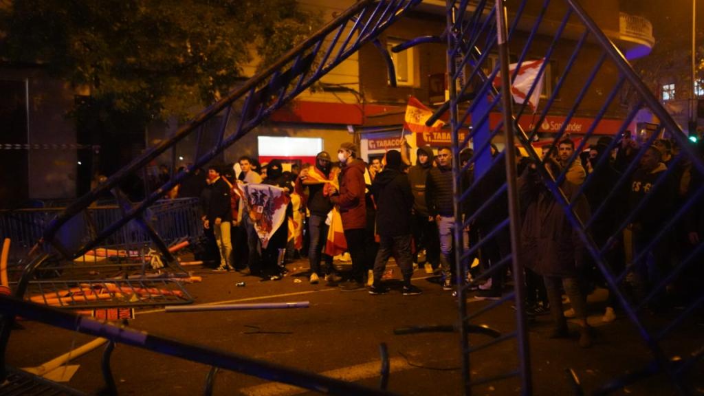 Radicales quitan las vallas de la Policía