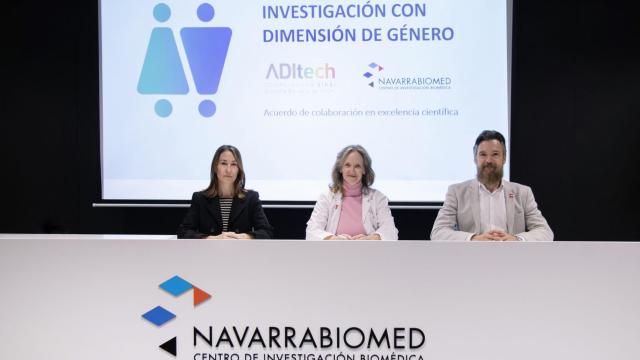 Representantes del gobierno navarro, ADItech y Navarrabiomed, durante el acto de presentación del convenio.
