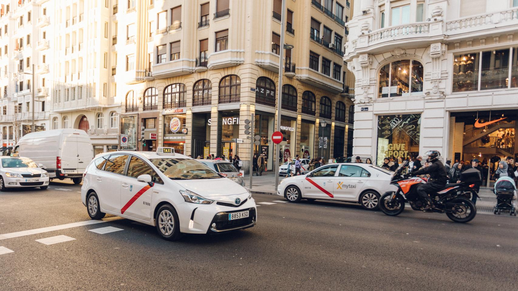 Taxis por la Gran Vía.