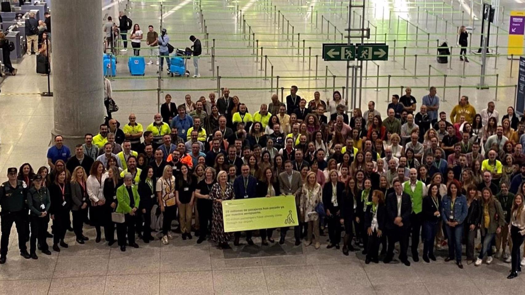 Foto de familia de la comunidad aeroportuaria malagueña tras superar el aeropuerto de Málaga por primera vez los 20 millones de pasajeros en un año.