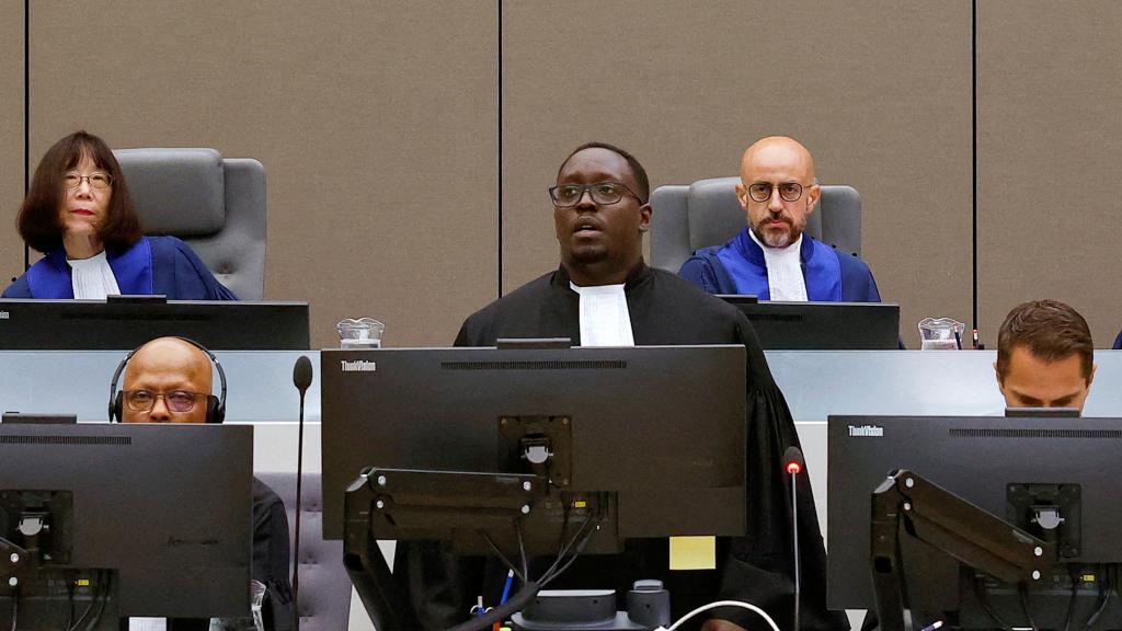 Tres jueces de la Corte Penal Internacional, en el juicio contra una milicia de la República Centroafricana.