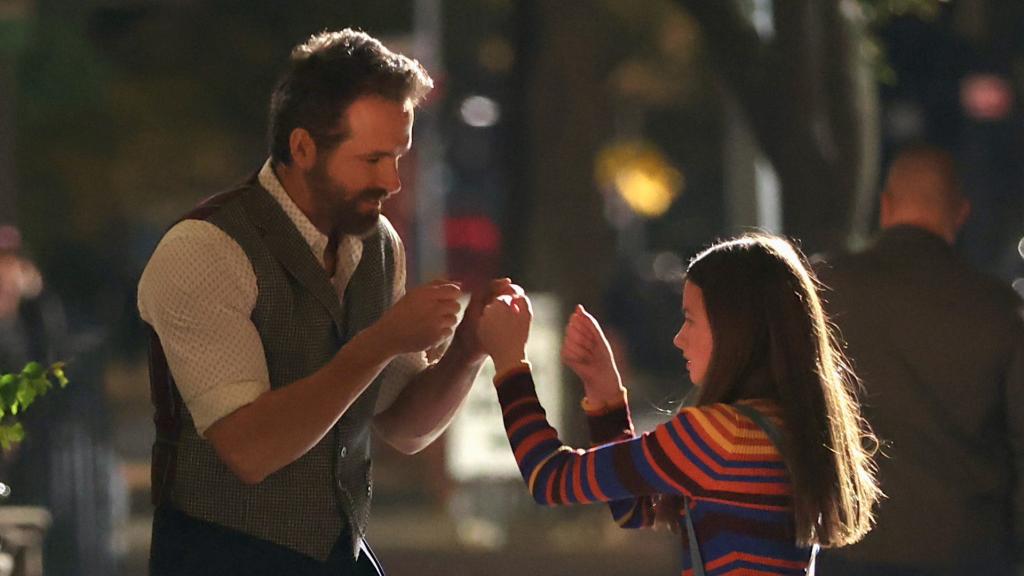 Ryan Reynolds y Cailey Fleming en la película Imaginary Friends