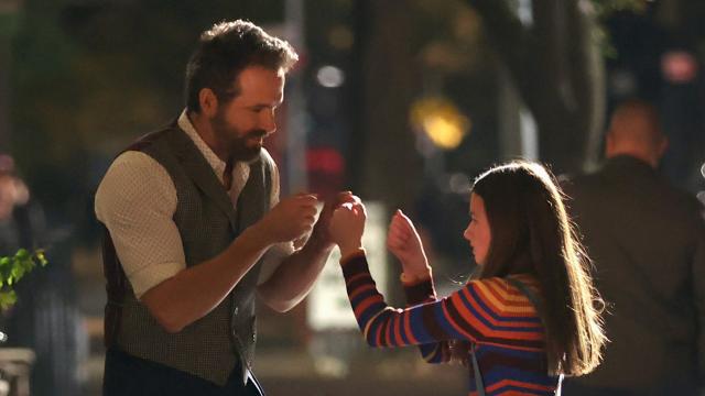 Ryan Reynolds y Cailey Fleming en la película Imaginary Friends