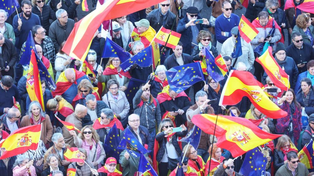 Decenas de miles de personas se concentran en la madrileña Plaza de Cibeles contra la amnistía.